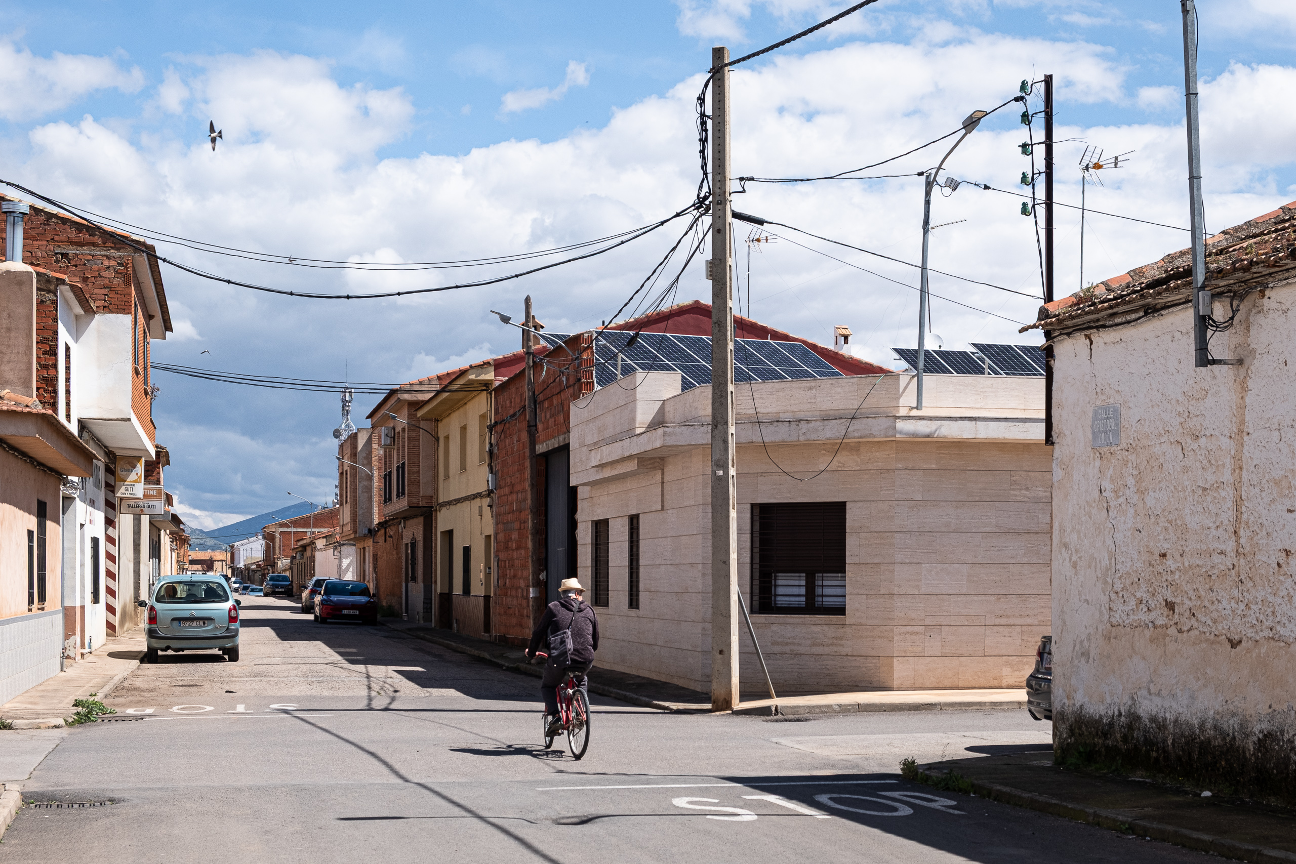 Durchfahrt durch ein ruhiges Dorf